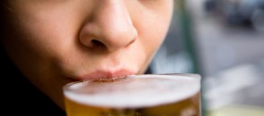 Mulher bebendo cerveja