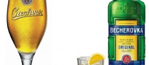 Garrafa de Becherovka e copo da Czechvar