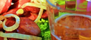 Linguiça Calabresa acebolada com um copo de cerveja