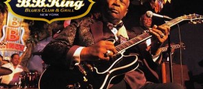 B.B King tocando guitarra