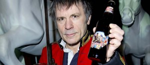 Bruce Dickinson segurando a garrafa da cerveja do Iron Maiden