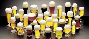 Vários copos de cerveja