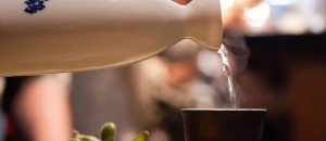 Garrafa colocando Sake num copo