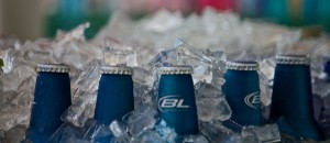 Balde de gelo com garrafas da cerveja sem álcool Bud Light