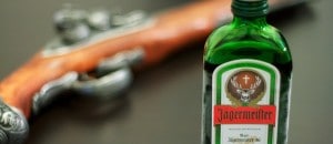 Arma e uma garrafa de Jagermeister