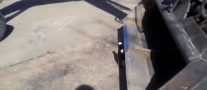 Abrir cerveja com uma escavadeira
