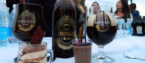 Garrafa e copo da cerveja Baden Baden Chocolate Beer com doces