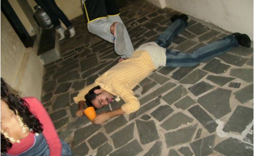 Bêbado caído no chão Bêbado caído numa Festa Junina