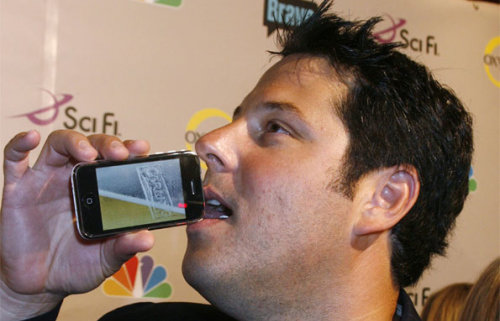 Greg Grunberg bebendo cerveja pelo iBeer