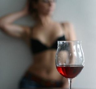 Taça de Vinho e mulher de lingerie