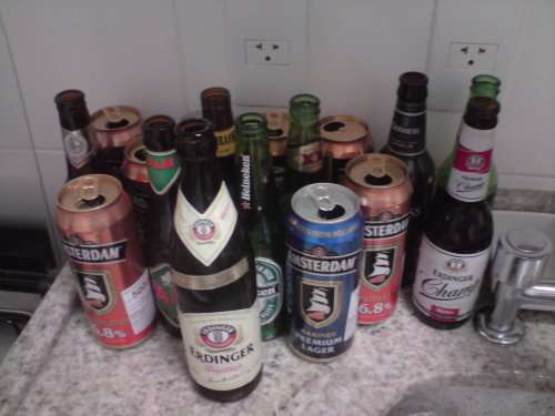 Algumas garrafas e latas de cerveja