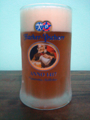 Caneca com a cerveja Paulaner Hacker Pschorr