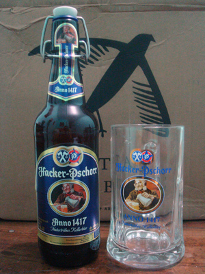 Garrafa e caneca da cerveja Paulaner Hacker Pschorr