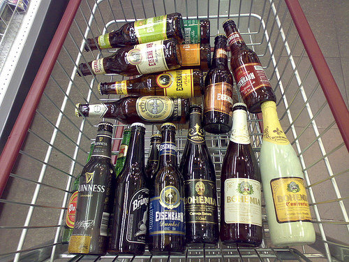 Carrinho de compras com várias cervejas