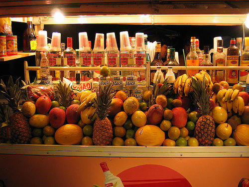 Um carro com várias frutas e cachaças