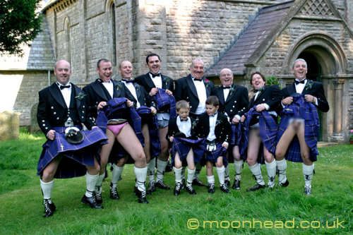 Vários marmanjos usando kilt Vários marmanjos usando kilt