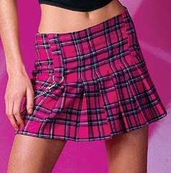 Mulher usando mini saia estilo kilt