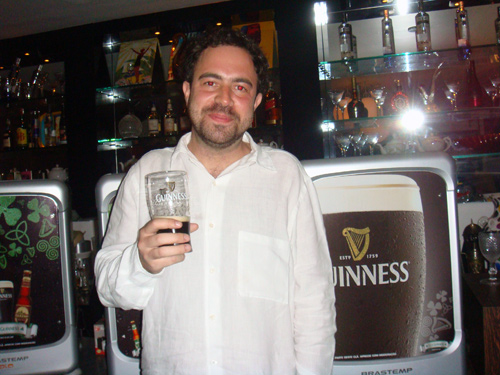 Rapaz segurando Guinness