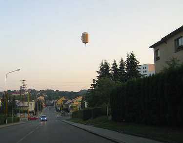 Balão de cerveja voando no céu