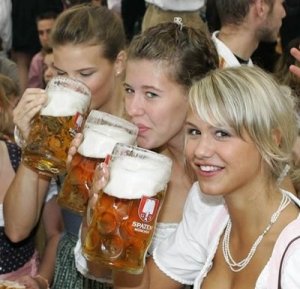 Mulheres bebendo cerveja