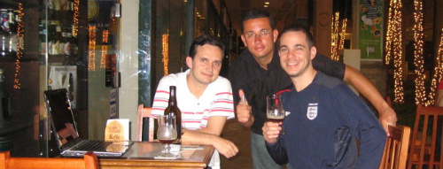 Eu, Ricardo e Leo nos despedindo do Papo de Bar