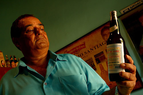 Seu Anisio Santiago segurando a cachaça