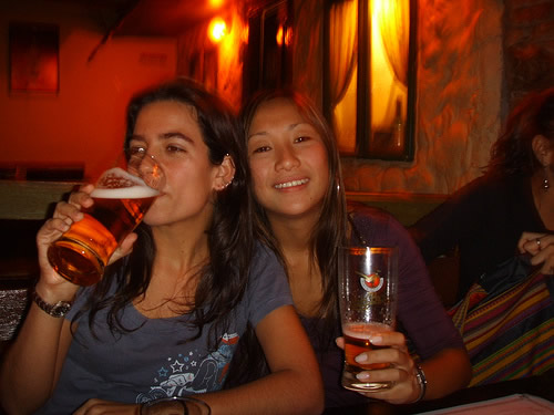 Duas mulheres num bar