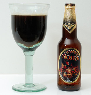 Garrafa e copo da Chambly Noire