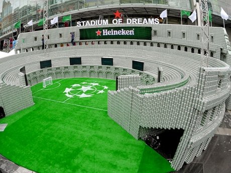 Estádio de futebol feito com latas de cerveja