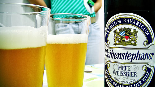 Copos e garrafa da cerveja Weihenstephaner