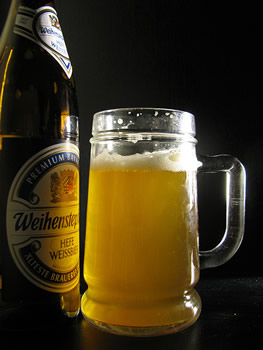 Garrafa e caneca da cerveja Weihenstephaner