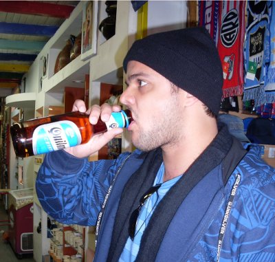 Everton bebendo uma Quilmes
