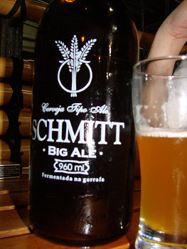 Garrafa e copo da cerveja Schmitt Big Ale