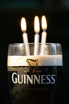 Pint da Guinness com velas