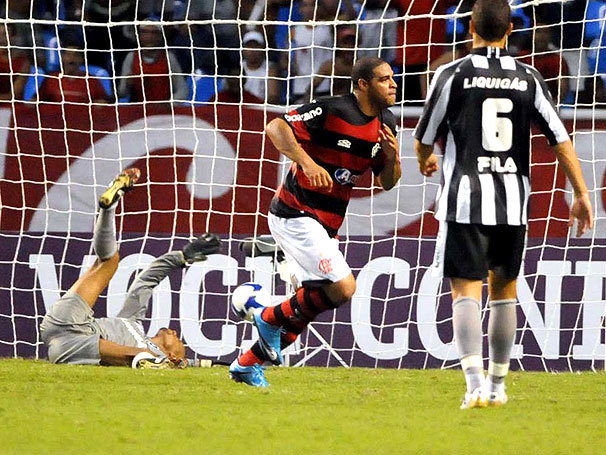 Adriano fazendo gol