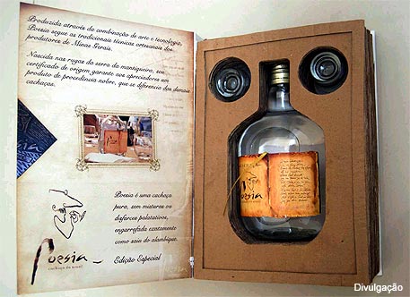 Caixa com a cachaca Poesia