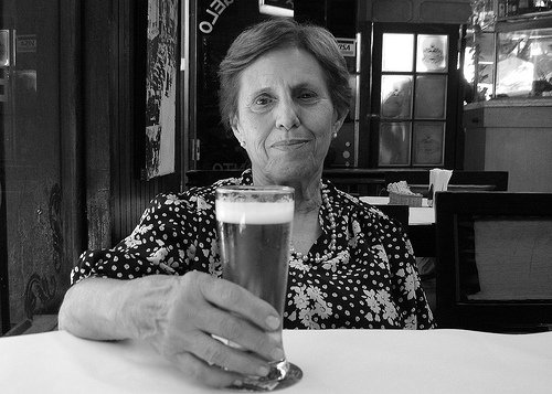 Mãe segurando copo de cerveja