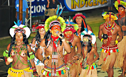 Índios fazendo festa