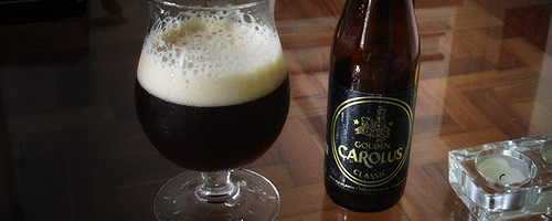 Garrafa da cerveja Gouden Carolus e uma taça