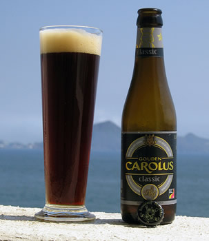 Garrafa da cerveja Gouden Carolus Classic e uma tulipa