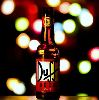 Garrafa da cerveja Duff com luzes ao fundo