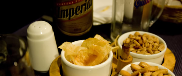 Garrafa de cerveja e petiscos