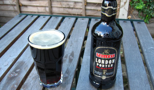 Garrafa e copo da cerveja London Porter