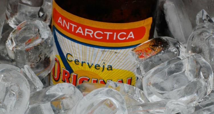 Garrafa da cerveja Original no balde de gelo