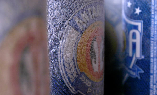 Latas da cerveja Antarctica congeladas