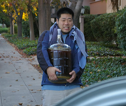 Japonês transportando cerveja