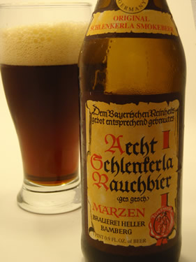 Garrafa e copo da cerveja Aecht Schlenkerla