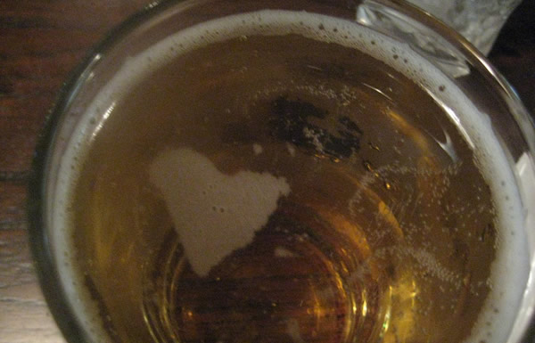 Coração no colarinho da cerveja