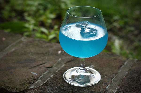 Drink lagoa azul numa taça redonda