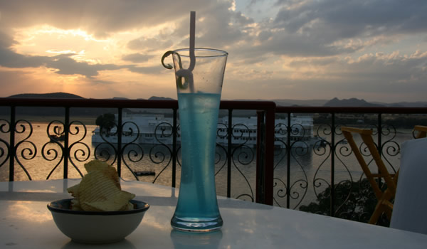 Drink lagoa azul numa taça estilosa